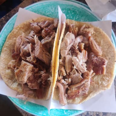 3 Tacos de Carnitas Surtidas + Soda Toronja