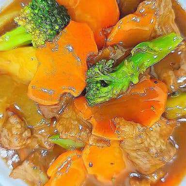 C6-Chop Suey en Salsa con Carne de Res Entero