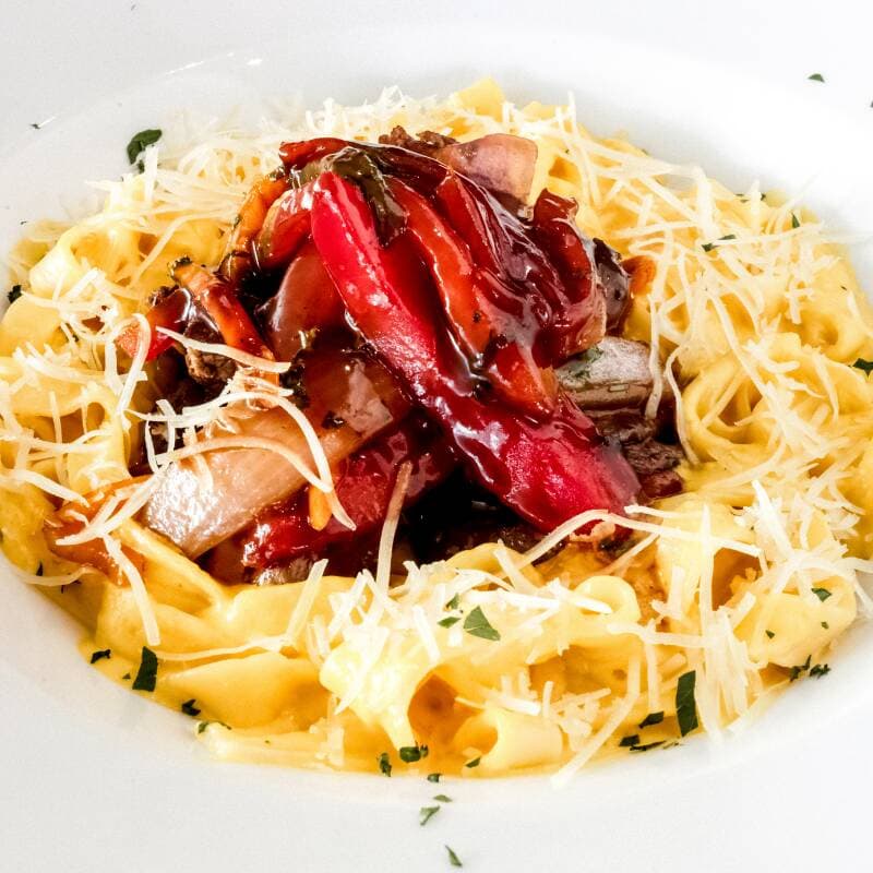 Lomo Saltado con Fetuccini a la Huancaína