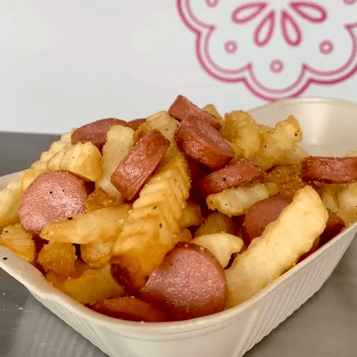 Papas a la francesa con salchicha