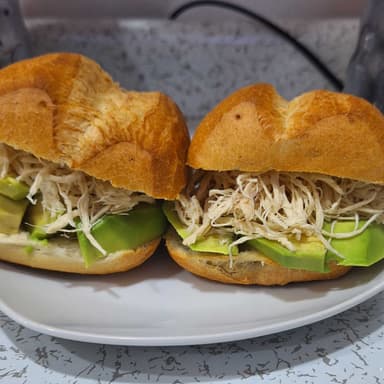 Pan con Palta y Pollo