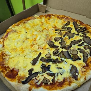 Pizza mitad HAWAIANA y mitad champiñon