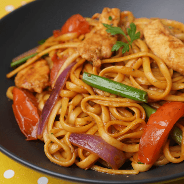 Tallarín Saltado con Pollo