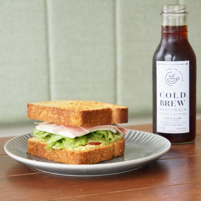 SANDWICH DE JAMON, PANELA Y AGUACATE