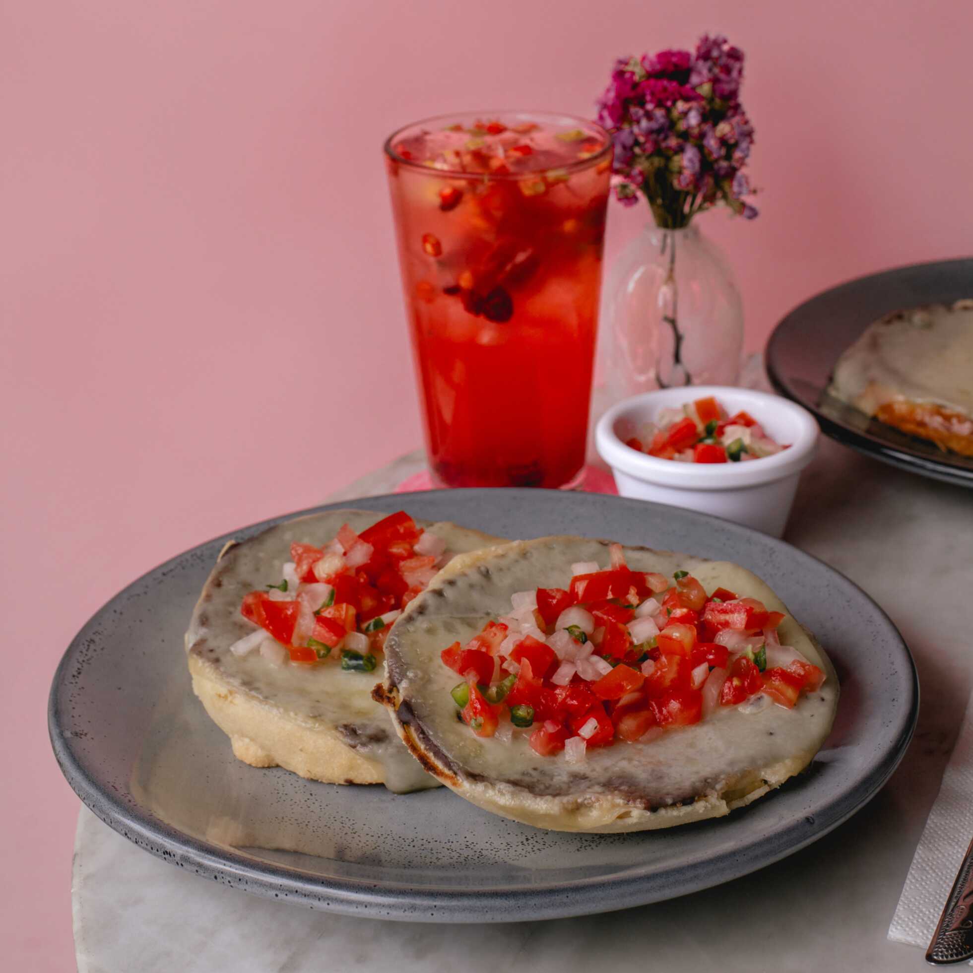 Bomba con Frijol y Queso Gratinado
