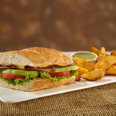 Baguetino de Roast Beef + Papas Bravas