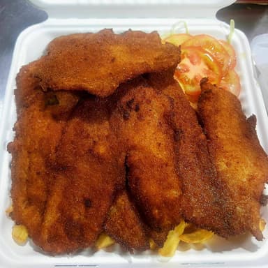 . Pescado Empanizado con Papas y Ensalada