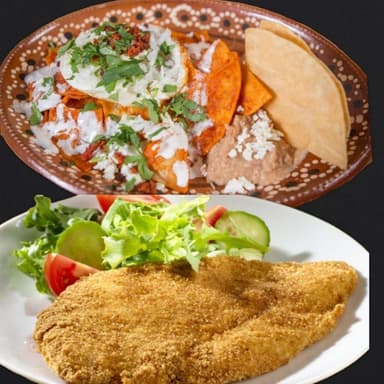 MILANESA DE POLLO Y CHILAQUILES ROJOS