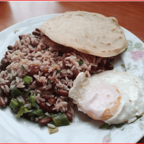 Pinto Con Huevo y Tortilla Casera