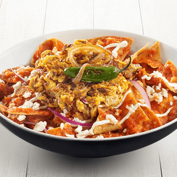 Chilaquiles con Salsa Roja y Huevo