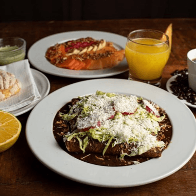 DESAYUNO POBLANO (ENMOLADAS)