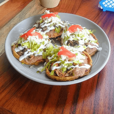 SOPES CARNE DE RES FRIJOLES CREMA QUESO LECHUGA