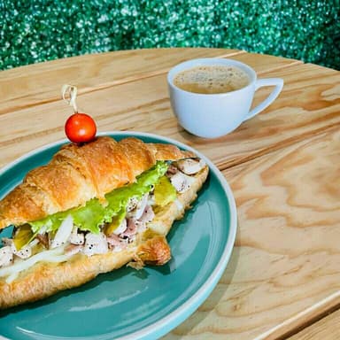 Croissant Pollo/Tocino