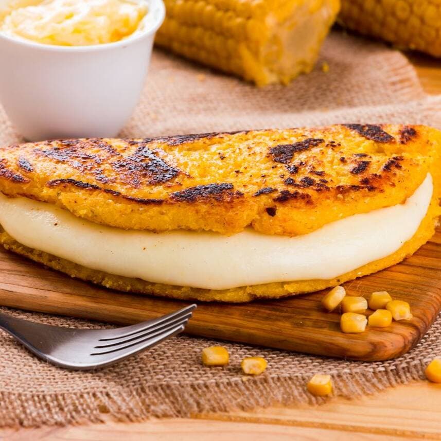CACHAPA CON QUESO DE MANO,A JAMON Y CARNE MECHAD