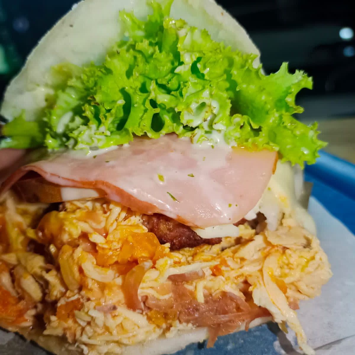 COMBO  2 AREPAS BURGUER + POLLO