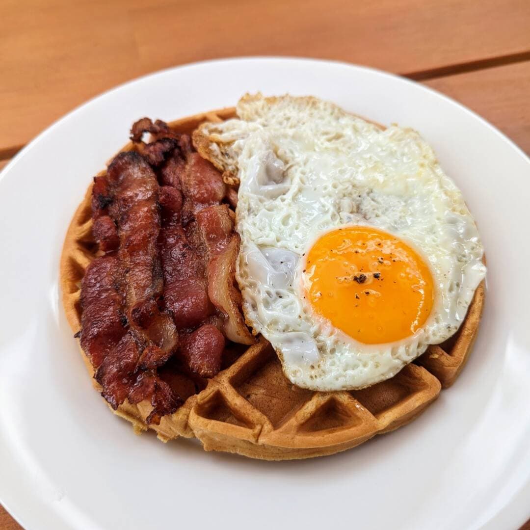 Waffle con huevo estrellado y tocino