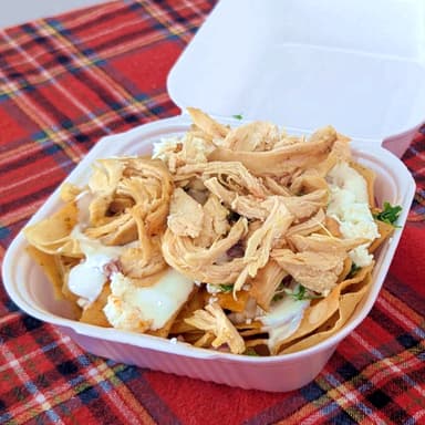 Chilaquiles Suizos con Pollo + Bebida Refrescante