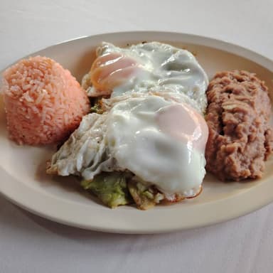 Chilaquiles Verdes o Rojos Montados