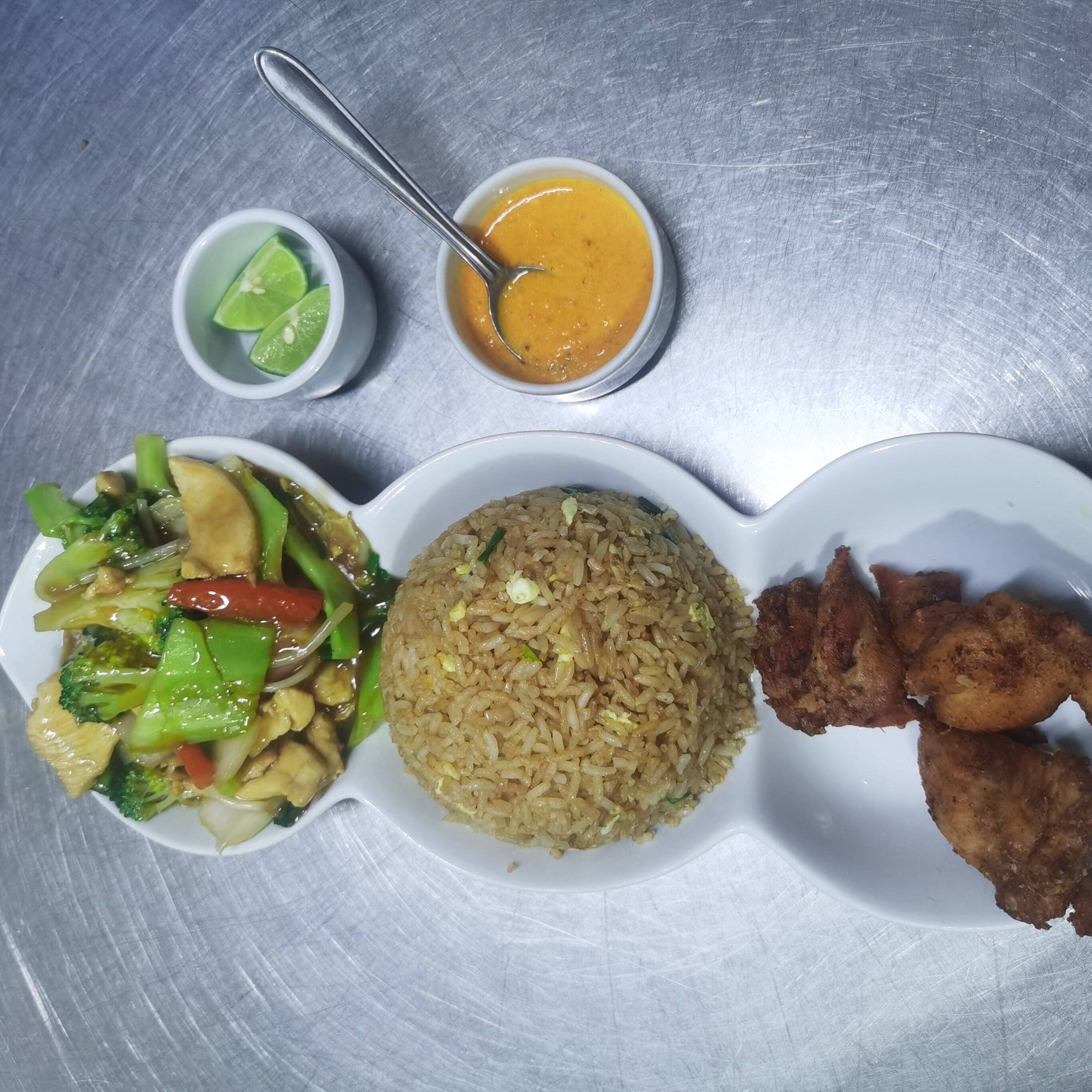 chicharron de pollo , pollo con verduras y arroz