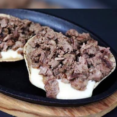 Tostada con Carne y Queso