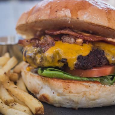 Hamburguesa Cheddar con Tocino y Papas Fritas