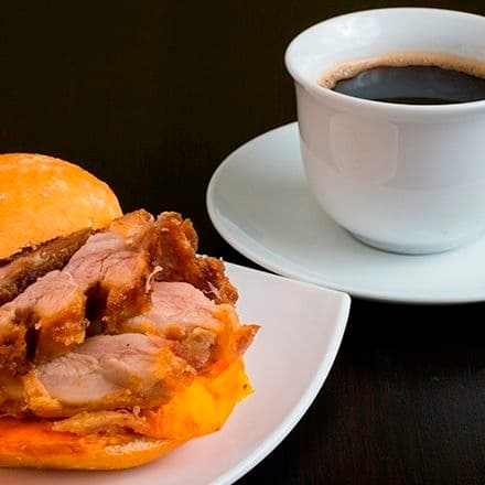 Combo 1 (pan con Chicharron + Café o Bebida )