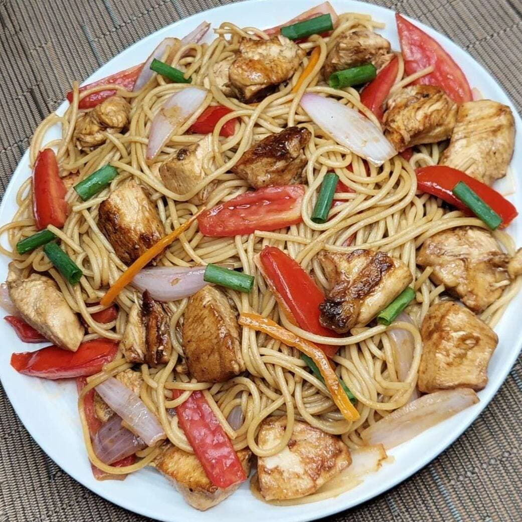 Tallarín Saltado con Pollo