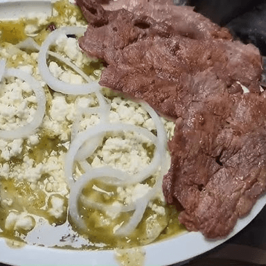 chilaquiles verdes con bistec de res