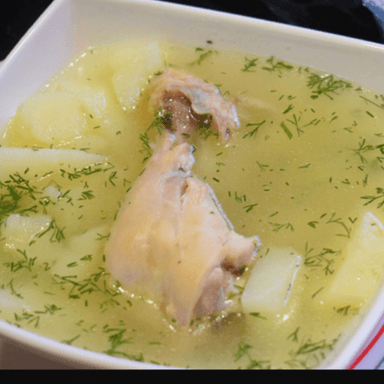Caldo de Pollo con Arepa