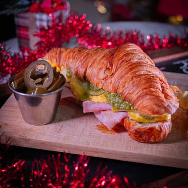 Croissant Egg Mozarella Pesto