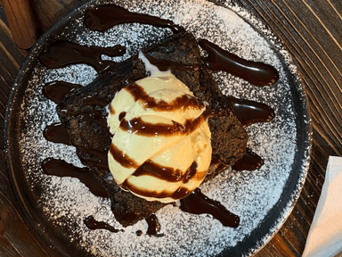 Brownie con Helado de Vainilla
