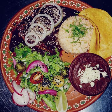 Mole Poblano con Muslo y Cadera de Pollo