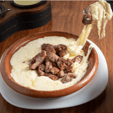 Queso Fundido con Carne Asada