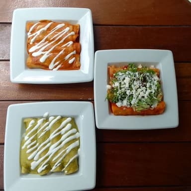 Enchiladas Chipotle más Cappuccino