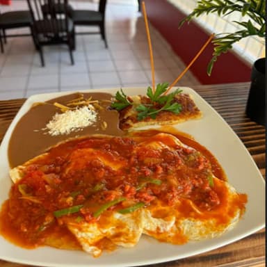 Huevos Rancheros con Salsa de Chorizo