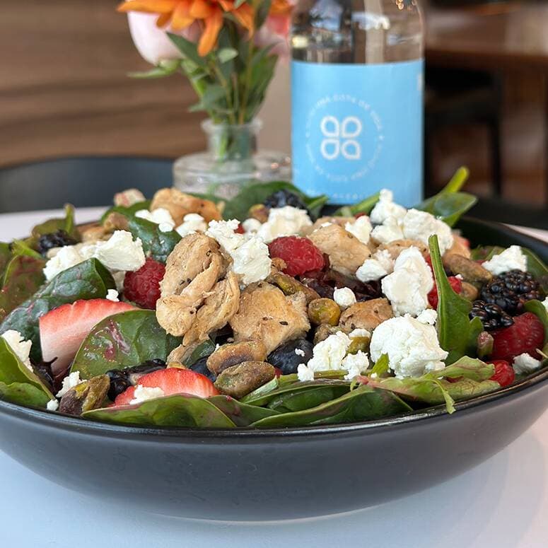 Ensalada de Frutos Rojos con Pollo