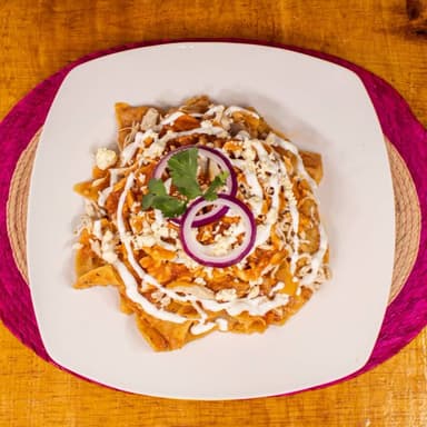 Chilaquiles Rojos con Pollo