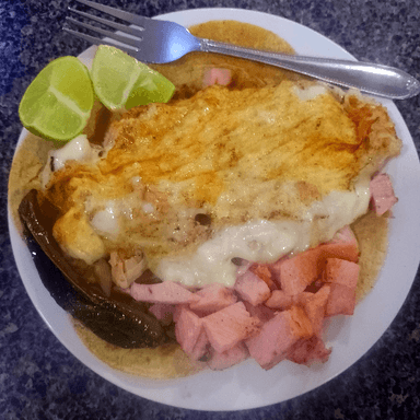 Chuleta Ahumada Con Extra Queso, Charros y Bebida.