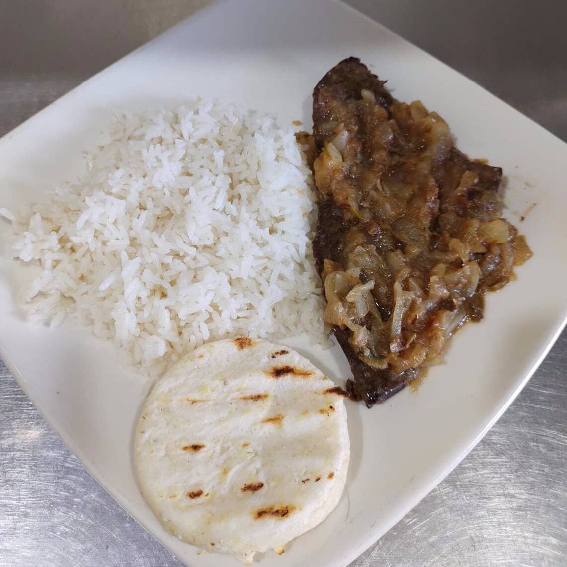 Desayuno Hígado Encebollado o Bistec Gratis Bebida