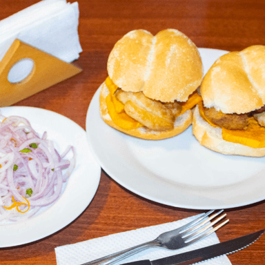 2 Sandwiches de Chicharrón