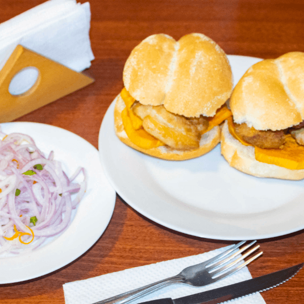 2 Sandwiches de Chicharrón