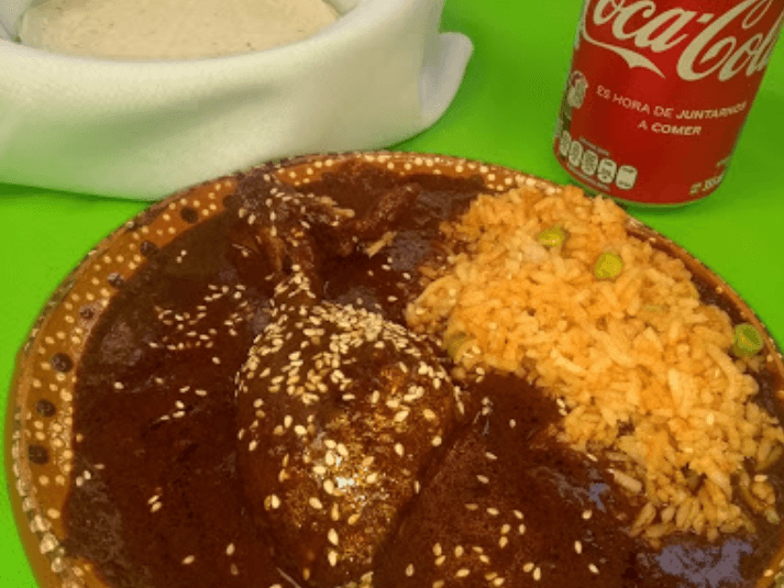 Pollo con Mole Plato Grande