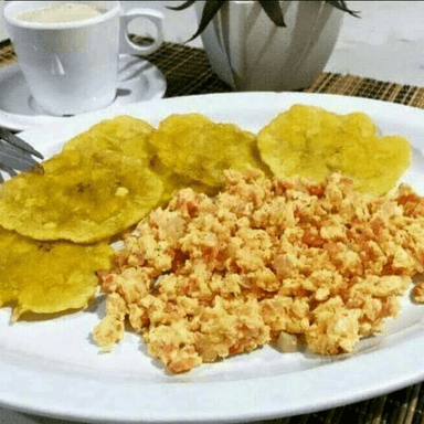 Huevos Revueltos + Patacón