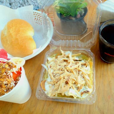 Chilaquiles de Pollo + Fruta + Café