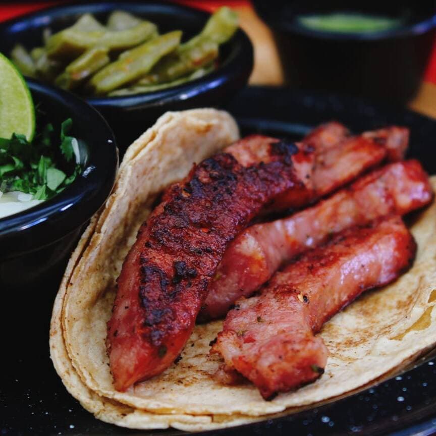 Taco de Chorizo Argentino Asado al Carbón.