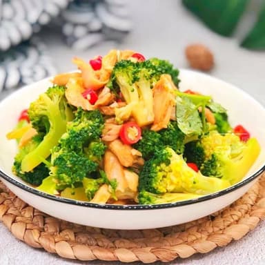 39.Pollo con Vegetales en Salsa