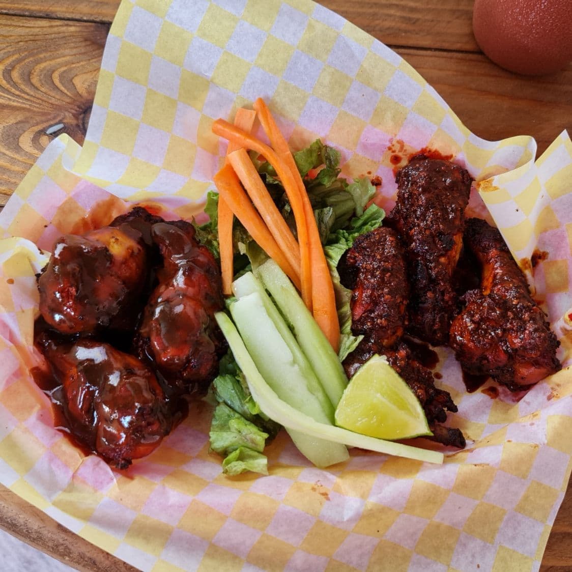 Alitas al Carbón Combinadas (BBQ y Extra Hot)