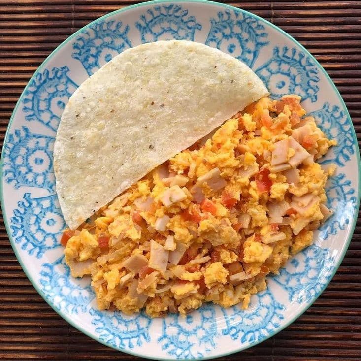 Huevos con salchichas