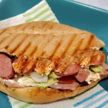 Torta de Salchicha con Queso Oaxaca