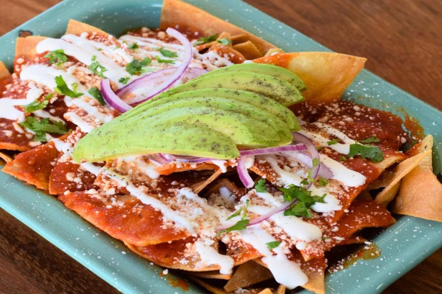 CHILAQUILES CON POLLO Y HUEVO